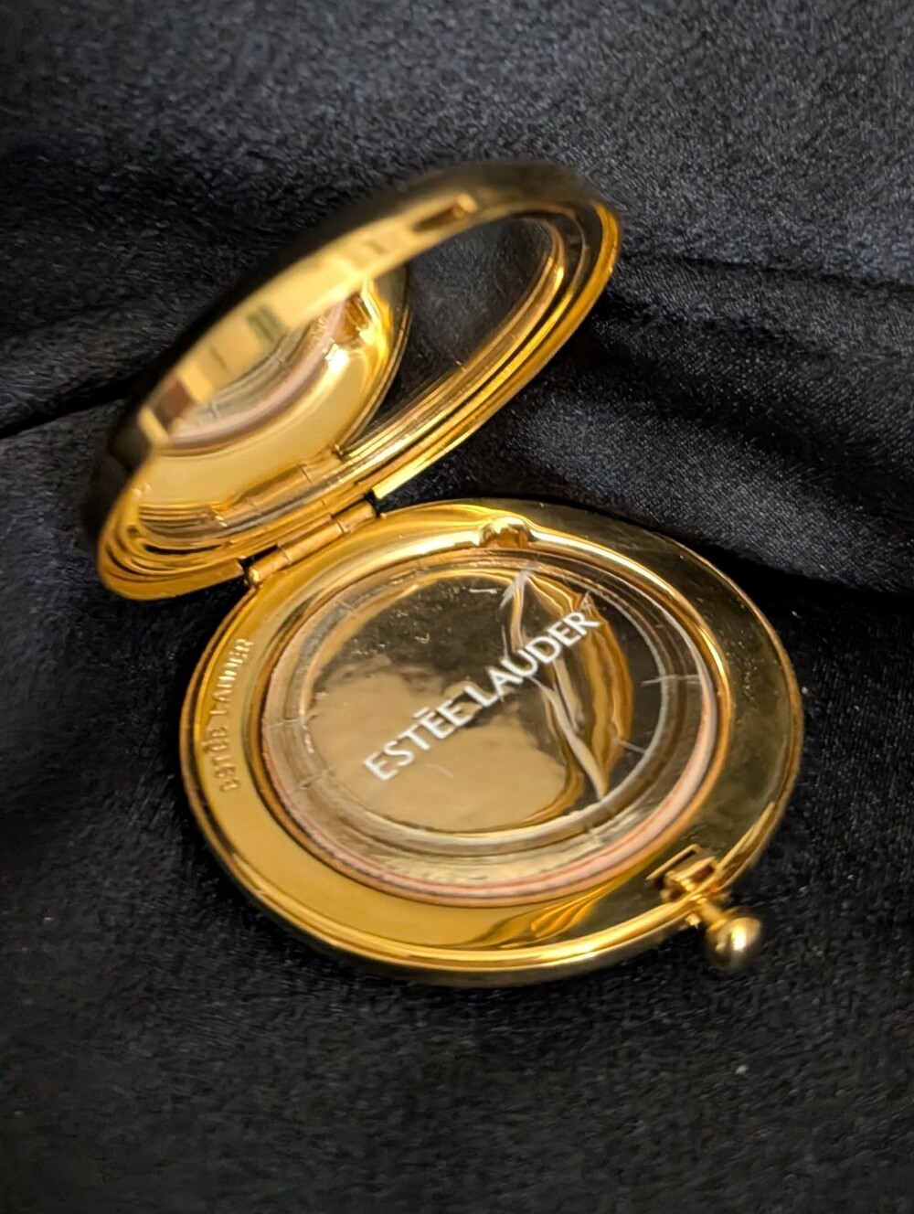 #62. Vintage Estee Lauder Art Deco Small Compact - Picture 2 of 3